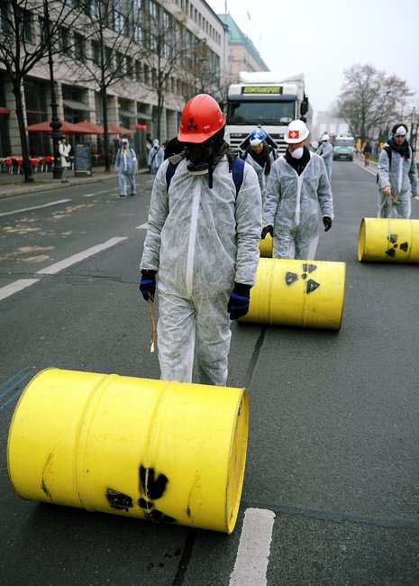 Atomkraftgegner demonstrieren am Mittwoch (23.11.2011) in Berlin gegen den geplanten Atommülltransport nach Gorleben.
