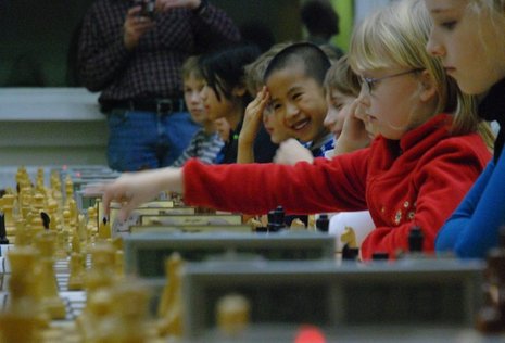 Simultanrunden zwischen Schachkindern und den Spitzenspielerinnen sorgen immer für viel Spaß auf beiden Seiten.