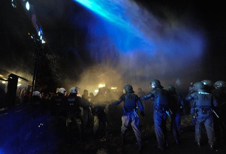 Die Polizei geht mit Wasserwerfern gegen die Demonstranten einer Kundgebung am 24. November in Metzingen vor.