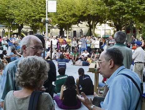 Im Sommer begannen einige Empörte aus dieser Bewegung einen »Marsch nach Brüssel«. Auf ihren Zwischenstationen wie in der baskischen Stadt Irun sprechen und diskutieren sie mit Anwohnern über ihre gesellschaftlichen Perspektiven und Forderungen.