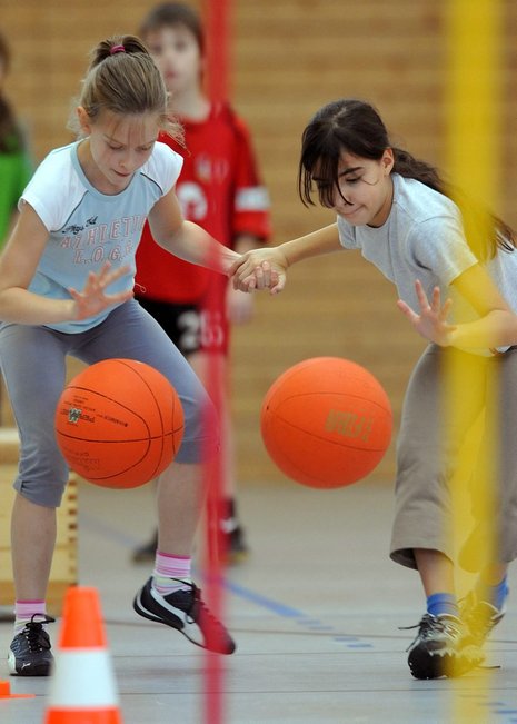 Attraktiver Schulsport – nicht nur für Mädchen: Miteinander und nicht  gegeneinander ein Ziel erreichen