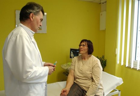 Gespräch des Arztes mit dem Patienten vor der OP