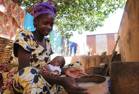 Dabadje Souo hofft auf Regen, damit sie ihren Sohn Jamke auch 2012 noch ernähren kann.