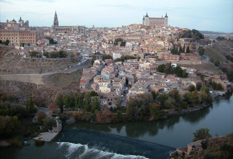 Tausendjährige Silhouette Toledos, wie sie auch Lion Feuchtwanger einst bei seinen Romanrecherchen sah: Kathedrale Santa Maria (l.), Alcazar-Festung.