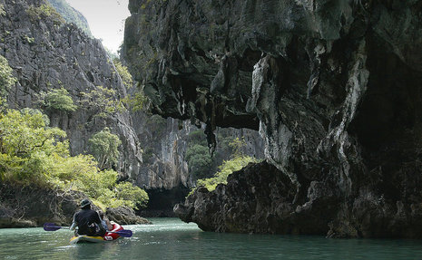 Die bizarre Kalksteinfelsenwelt in der Phang Nga Bucht entstand vor rund 300 Millionen Jahren.