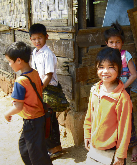 Die Schülerinnen und Schüler aus Khouan Chanh freuen sich schon auf ihre neue Grundschule. Der alte Bau aus Holz ist zu klein, kaputt und hat nicht einmal Strom.