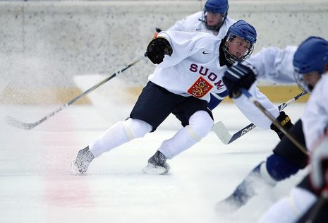 Die finnischen Eishockeyspieler trainieren.