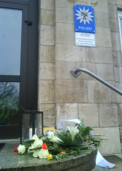 Stilles Gedenken an der Polizeiwache in Dessau