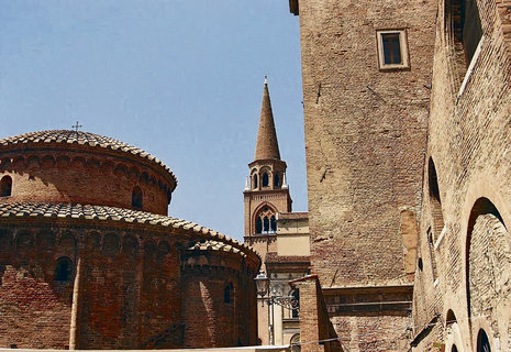 Spitz, rund und eckig - Architekturimpression in der Altstadt von Mantua