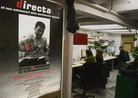 Blick in die Redaktion von »Directa«, »der neuen Zeitschrift der sozialen Bewegungen« (wie das Plakat besagt), die im Oktober 2005 der Öffentlichkeit vorgestellt wurde. Die aktuelle Titelschlagzeile handelt vom Bau des angeblich größten Luxusjachthafens des Mittelmeers in Barcelona.