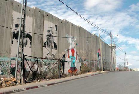 Eine bis zu acht Meter hohe Mauer - von Israel errichtet - trennt Betlehem von Jerusalem und einigen palästinensischen Dörfern. Die Bewegungsfreiheit der palästinensischen Bewohner der Stadt Betlehem wird dadurch stark eingeschränkt, bietet aber Künstlern Raum, sich zu verewigen.