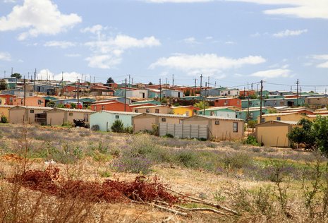 In Townships, Elendsvierteln und armen Provinzen Südafrikas arbeitete Otto Kohlstock. In den während der Apartheid eingerichteten und noch heute riesigen Wohnsiedlungen leben hauptsächlich schwarze Familien.