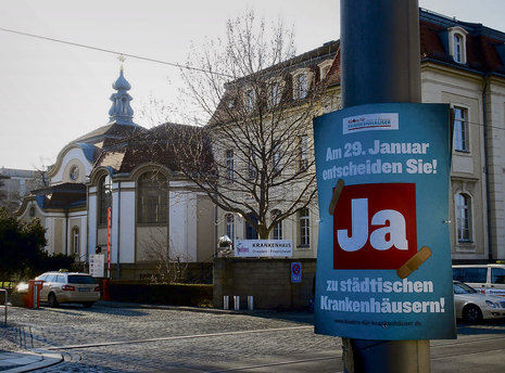 In Dresdens Straßen – hier vor dem Eingang des Krankenhauses Friedrichstadt – werben Ja- und Nein-Sager um die 430&#8197;000 Abstimmungsberechtigten.