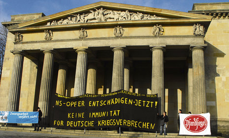 Der Prozess vor dem IGH wurde immer wieder von Protestaktionen wie hier an der Neuen Wache in Berlin begleitet.