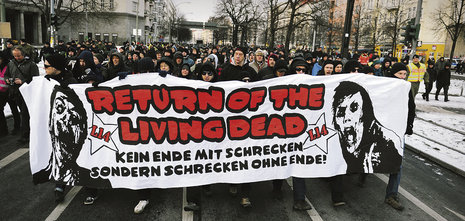 Totgesagte leben länger: Demonstranten gedenken der gewaltsamen Räumung des Wohnprojektes Liebig 14 vor einem Jahr