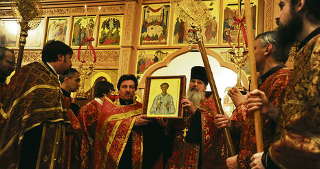 Die Ikone des Neumärtyrers Schmorell wird feierlich in die Kirche getragen.