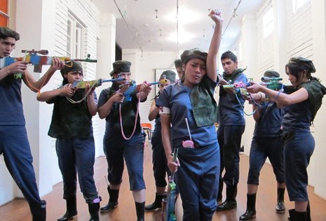 Die kleine Theatergruppe von ehemaligen Kindersoldaten bei den Proben in Bogotá