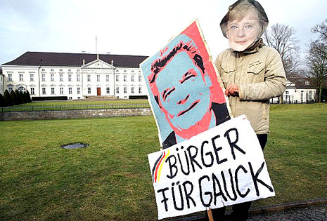 Prophet: Ein einsamer Demonstrant fordert nach dem Rücktritt von Bundespräsident Christian Wulff am Freitag vor dessen Amtssitz, Schloß Bellevue, in Berlin Joachim Gauck als Nachfolger.