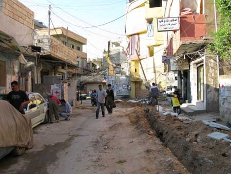 Die Hauptstraße im Flüchtlingslager Bourj el-Barajneh. Das Lager erstreckt sich im Süden Beiruts über einen Quadratkilometer und wurde bereits 1948 vom Internationalen Roten Kreuz eingerichtet.