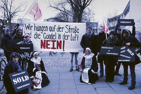 Beschäftigte des Hamburger Operettenhauses protestieren gegen die Ausgliederung von Mitarbeitern durch den SE-Konzern.