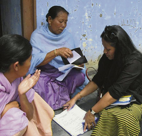 Frau Sinam Chandrajini (vorne links) im Gespräch mit Binalakshmi Nepram (rechts), Gründerin des Überlebenden-Netzwerks »Manipur Women Gun Survivors Network«
