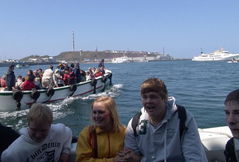 Überfahrt nach Helgoland: Jährlich besuchen tausende Touristen die Nordseeinsel, die selbst nur 1300 Einwohner hat.