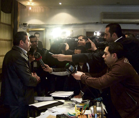 Bürgermeister Adnan al-Wasr erwehrt sich der ausländischen Reporter.