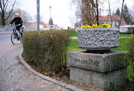 Seine Tage sind gezählt. Aus dem Thälmann Platz wird der Müllheimer Platz.
