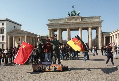 Vor dem Brandenburger Tor geht's zu wie im Disneyland, gegenüber Erinnerungsfotos mit den fahneschwenkenden »Allierten« ...