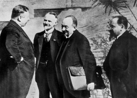 Reichskanzler Wirth (2.v.l.) mit den Vertretern der russischen Seite: Krassin, Tschitscherin und Joffe