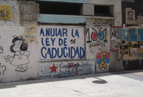»Anular la Ley de Caduzidad« steht auf einem Graffito in Montevideo – »Das Amnestiegesetz annullieren«.
