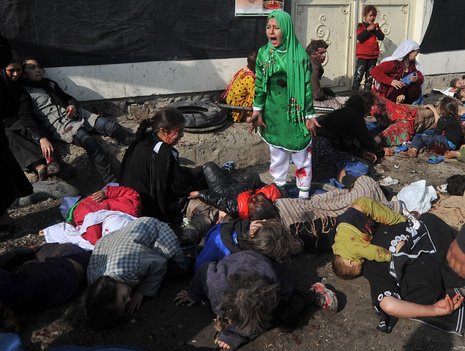 Für das Foto eines entsetzten, schreienden afghanischen Mädchens war der AFP-Fotograf Massoud Hossaini am Montag mit einem Pulitzer-Preis ausgezeichnet worden. Er hat es am 6. Dezember 2011 nach einem Selbstmordanschlag in der afghanischen Hauptstadt Kabul aufgenommen. Zu sehen ist die etwa zehn Jahre alte Tarana Akbari in ihrem blutbefleckten Festtagskleidchen. Um sie herum liegen verletzte und getötete Menschen.
