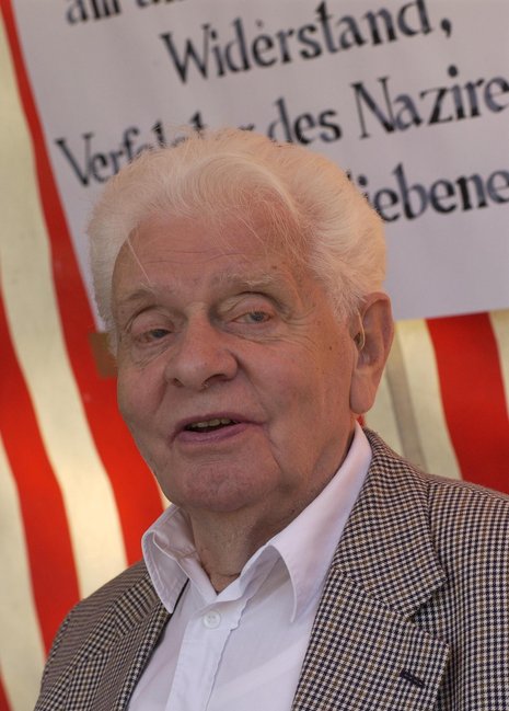 Fred Löwenberg am Stand der Berliner VVdN