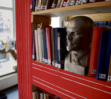 Im Regal wacht Lenin über den Buchbestand.