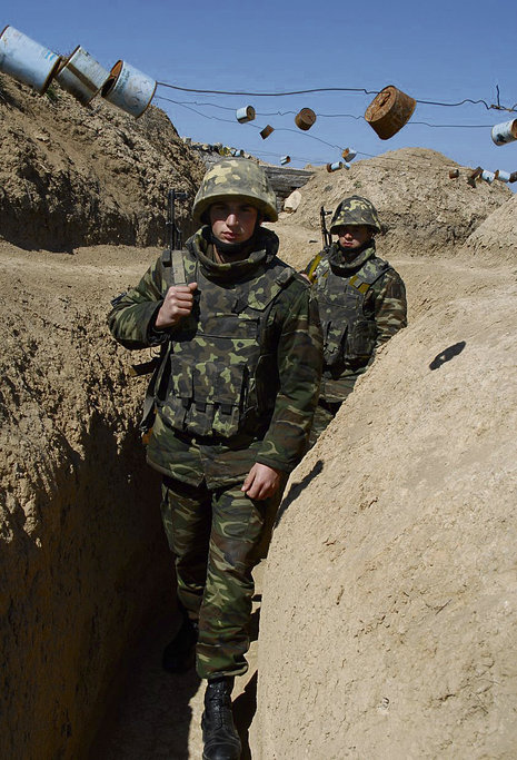 Aserbaidshanische Soldaten in einem Schützengraben an der Waffenstillstandslinie um Berg-Karabach