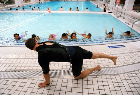 Die ersten Kurse mit Schwimmlehrer Mathias Wick haben im Stadtbad Schöneberg begonnen.