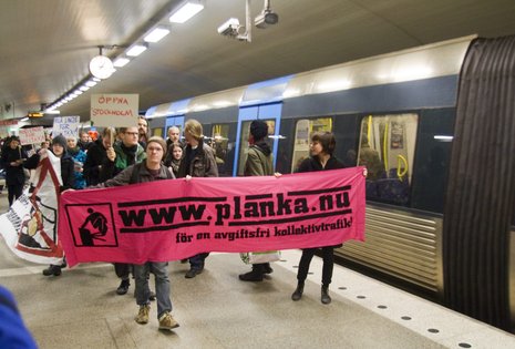 Die kostenlose Nutzung öffentlicher Verkehrsmittel fordern Demonstranten des Netzwerks Planka.nu in Stockholm.