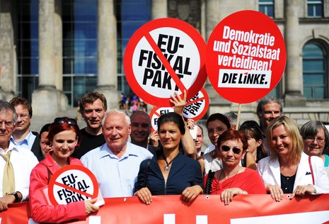 Vor der Bundestagsdebatte am Freitag: Protest von Linksfraktion, ver.di und attac gegen den Fiskalpakt.