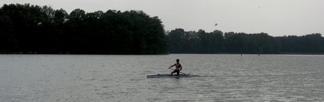 Einsamkeit eines Kanuten auf dem Liebenburger See.