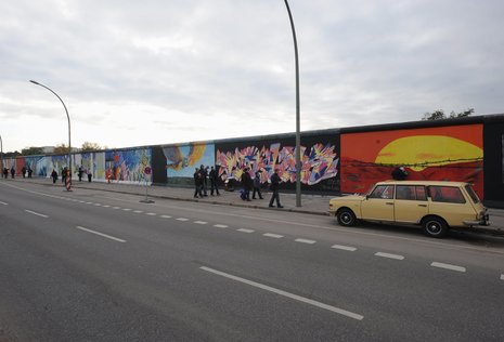 Heute ist die Mauer ein Kunstwerk und eine Touristenattraktion - die East Side Gallery in Berlin
