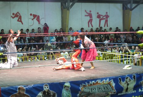 Frauen in Bolivien stehen seit Jahrhunderten im Schatten der Männer. Dies bricht jedoch langsam auf. Ein Beispiel für die Veränderungen sind die kämpfenden Cholitas - die Catcherinnen aus El Alto -, die im Wrestling-Ring sowohl gegen Frauen als auch gegen Männer kämpfen. Zu den Umschwärmtesten unter ihnen gehört Carmen Rojas.