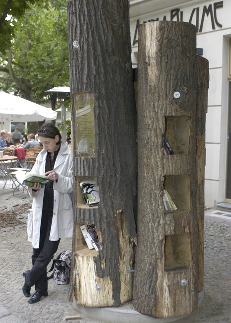 Auf Gehwegen in Städten wie Frankfurt am Main oder Berlin stehen öffentliche Regale - zum Ablegen und Mitnehmen von Büchern. Der Bücherwald in der Berliner Sredzkistraße gehört dazu.