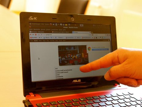 Dieses Bild von einem Journalisten, der mit dem Zeigefinger auf einen Journalisten-Laptop deutet, knipste ein Journalist, der, genau wie der Abfotografierte, eigentlich nur Journalist, aber kein Fotograf ist.