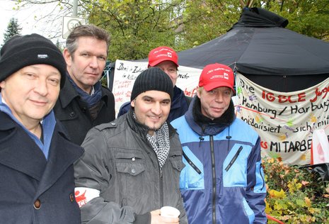 Zuversichtlich im Arbeitskampf: Streikende bei Neupack Hamburg