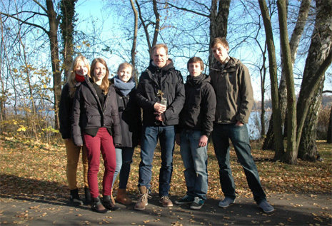 Olrik Priesemuth (3.v.r.) und fünf Schüler aus der 12. Klasse des Evangelischen Gymnasiums Neuruppin, die allesamt im August 2013 rennend die Ostsee umrunden wollen.