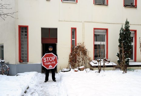 Das Schild »Stopp Zwangsräumung« war schon vorbereitet. Ali Gülbol wohnt hier in der ersten Etage und will dort auch bleiben.