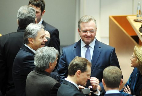 Hat gut lachen: Klaus Wowereit (2.v.l.) gestern im Kreis seiner Senatoren und Mitarbeiter