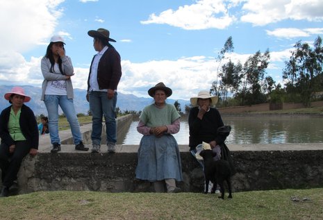 Mollepata im Südosten der peruanischen Anden baut die landwirtschaftliche Produktion aus. Die Aussicht auf Beschäftigung und Einkommen lässt junge Menschen in ihre ländliche Herkunftsregion zurückkehren.
Frauen aus Mollepata sitzen gerne in der Sonne am Wasserbassin.