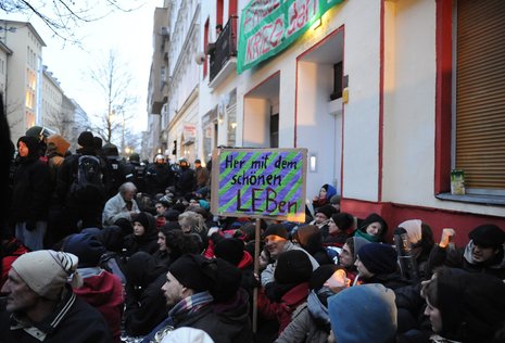 Aus Sicht des Polizeipräsidenten alles »Linksextreme«: Blockade vor der Lausitzer Straße 8