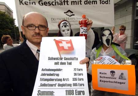 Protest in Hannover gegen die Gesch&#228;fte mit dem &#187;Sterbetourismus&#171; in die Schweiz. Fotos: dpa